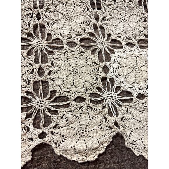 Vintage Ecru Crocheted Tablecloth Coverlet Floral Pinwheel Cottagecore Handmade - Picture 4 of 9